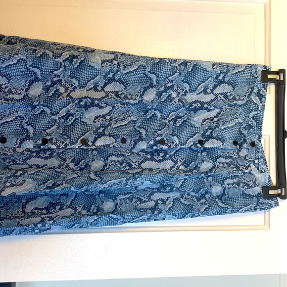 ZADIG&VOLTAIRE Gorgeous 100% silk skirt. 
Modern and versatile. - Picture 2 of 8